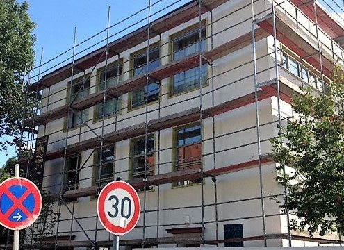 Das Büro Hitschfeld erscheint bald im neuen Gewand. Sanierungsarbeiten am Haus beginnen.