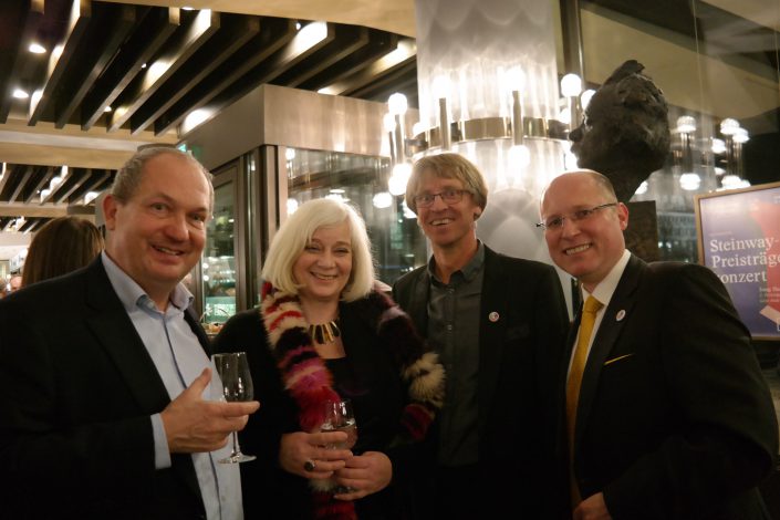 Katharina und Uwe Hitschfeld mit Markus Wulftange vom Verein Elternhilfe für krebskranke Kinder Leipzig e. V und Jan Klemm, Geschäftsführer der Advelio Vermögenstreuhand GmbH. Katharina und Uwe Hitschfeld mit Markus Wulftange vom Verein Elternhilfe für krebskranke Kinder Leipzig e. V und Jan Klemm, Geschäftsführer der Advelio Vermögenstreuhand GmbH.