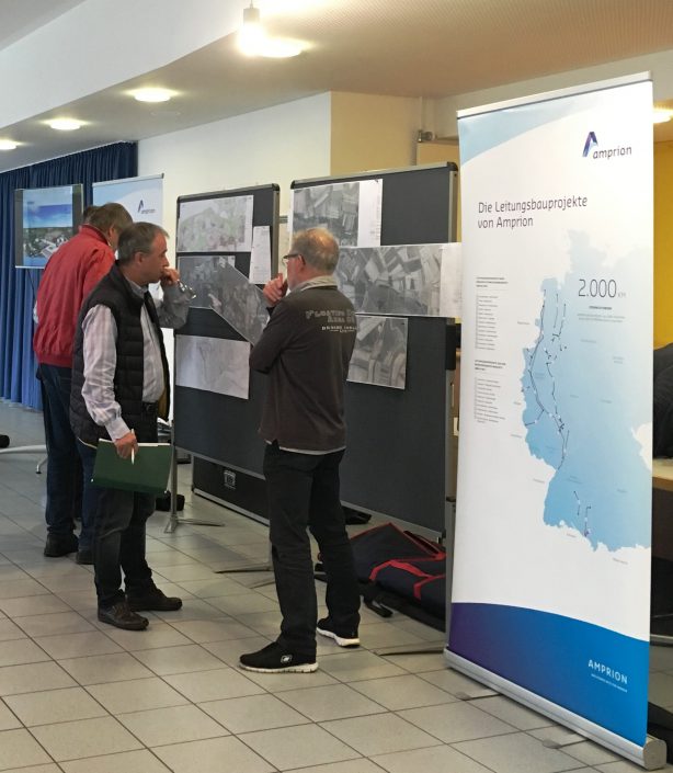 Amprion auf Infotour für geplante Verstärkung der bestehenden 380-kV-Leitung zwischen Kühmoos und Maximiliansau in Süd-Baden und Südpfalz | Büro Hitschfeld Amprion auf Infotour für geplante Verstärkung der bestehenden 380-kV-Leitung zwischen Kühmoos und Maximiliansau in Süd-Baden und Südpfalz | Büro Hitschfeld