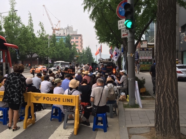 Es gibt viele Demonstrationen in Seoul. Die Zahl der Teilnehmer steht – oft – im umgekehrten Verhältnis zur Lautstärke, die von Ihnen ausgeht.