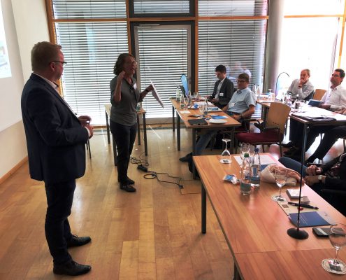Amprion-Workshop in Münsingen: Dr. Monika Friedrich vom Büro Hitschfeld blickt zurück auf die erfolgte Öffentlichkeitsbeteiligung und Projektkommunikation. Foto: Niklas Tenberge/Amprion.