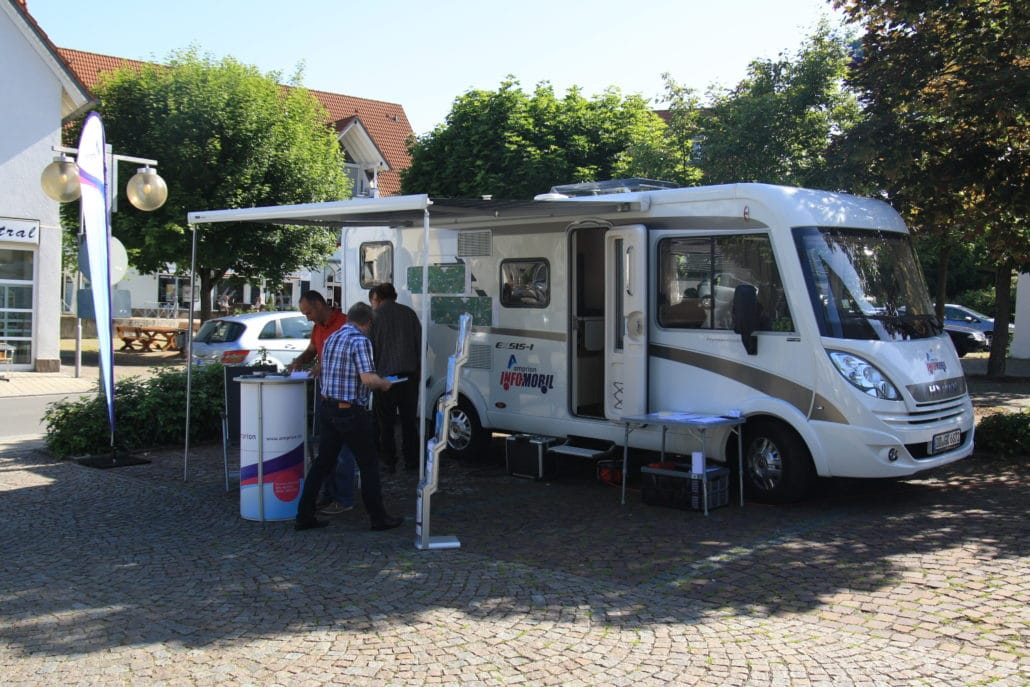 Wohnmobil mit der Aufschrift Amprion Infomobil mit Infostand