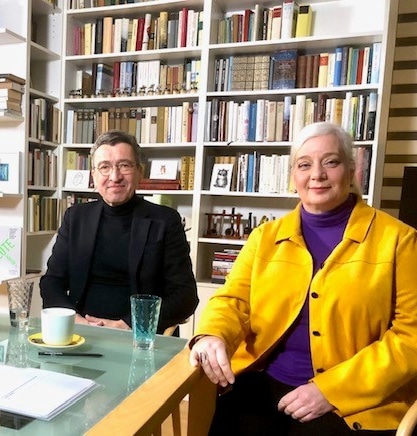 Foto mit Günther Bigalke, Thomas Dienberg und Katharina Hitschfeld, die an einem Tisch vor einem Bücherregal sitzen