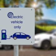 Schild mit der Aufschrift "Electric vehicle only"