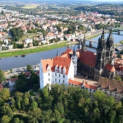 Blick aus Vogelperspektive auf Albrechtsburg und Elbe in Meißen