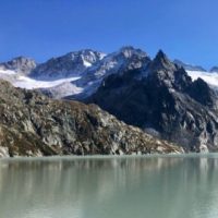 Bergkette in Graubünden, im Vordergrund ein See