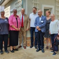 Hospiz Villa Auguste – ein Gartenhaus bewegt, v. l n. r.: Gisela Schwetzler, Katharina Hitschfeld, Beatrix Lewe, Graf Adelbert, Familie Goerdeler, Christine Clauß. Foto: Ulrike „Uli“ Nieß