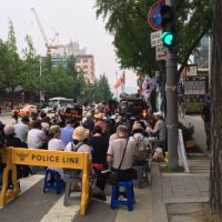 Es gibt viele Demonstrationen in Seoul. Die Zahl der Teilnehmer steht – oft – im umgekehrten Verhältnis zur Lautstärke, die von Ihnen ausgeht.