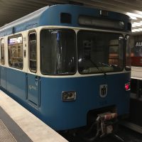 Blaue U-Bahn von vorne