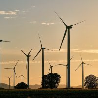 Windräder in der Dämmerung