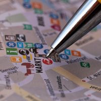 Kugelschreiber zeigt auf einem Stadtplan den Markt
